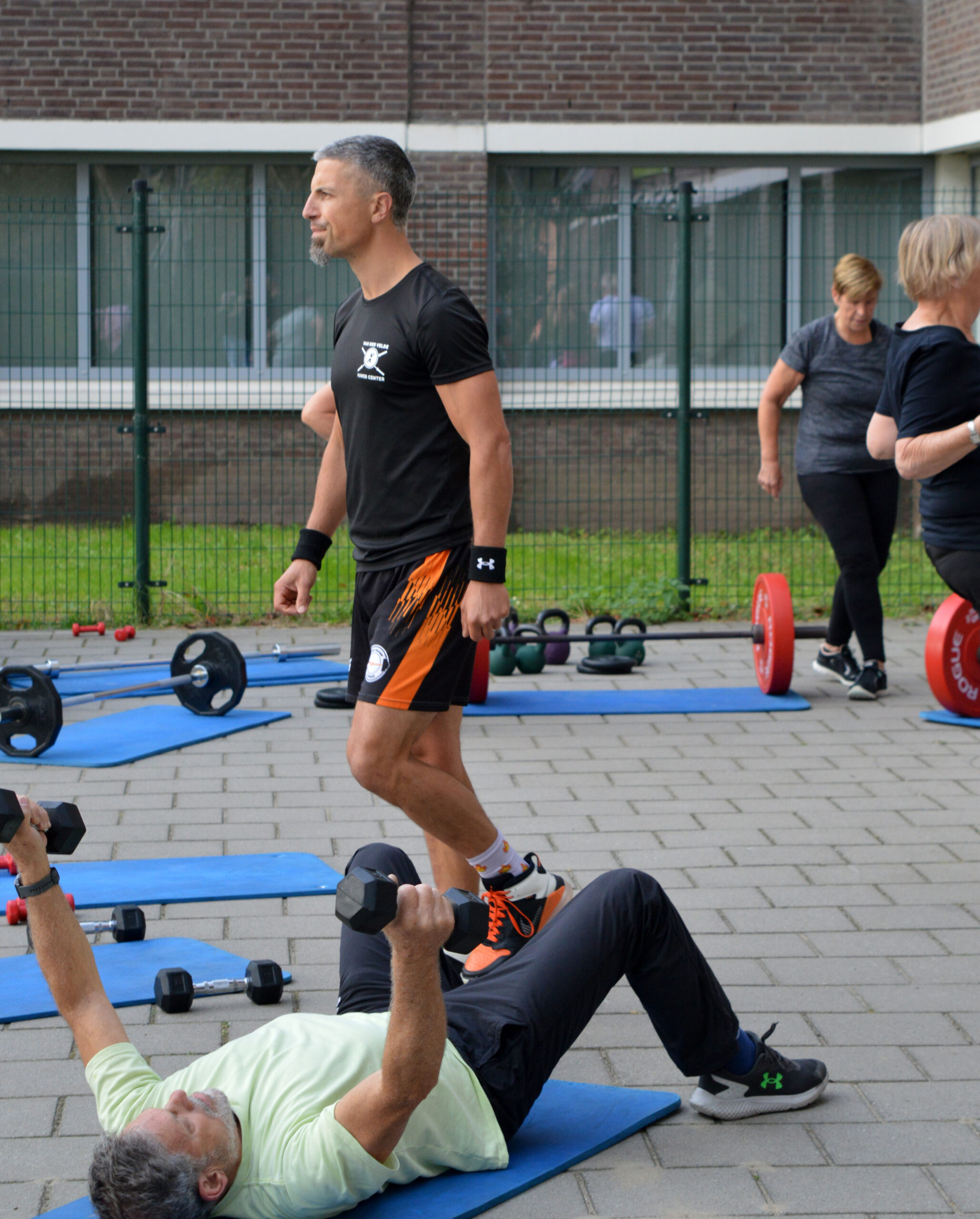Trainer van Sportschool van der Velde in Veenendaal geeft een Small Group Les